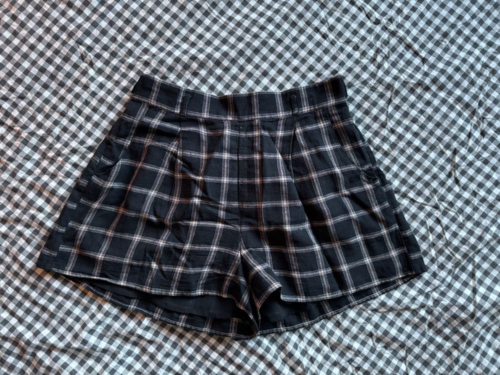 Pantaloni: Stylish Checkered High-Waisted Shorts, S/M – Usato da Effretikon venduto da expiredrice