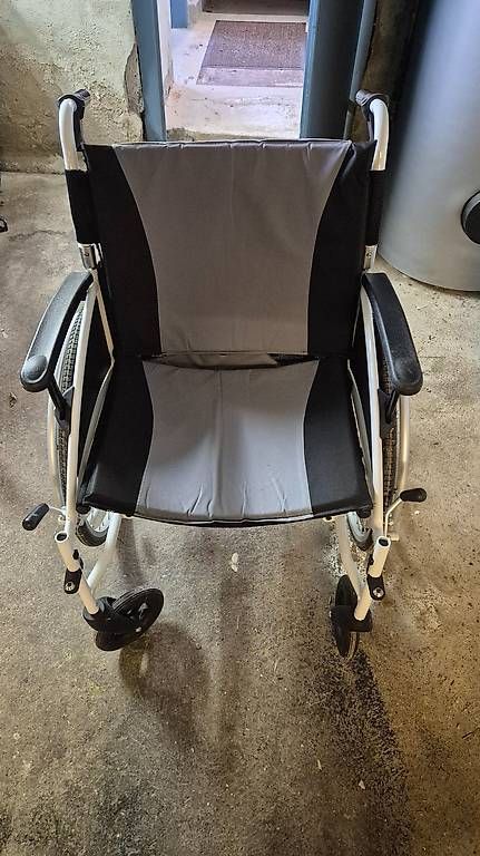 Sedie a rotelle: Rollstuhl ZEBRA inkl Schlupfsack plus Rollator – Usato da Bichelsee venduto da Achso