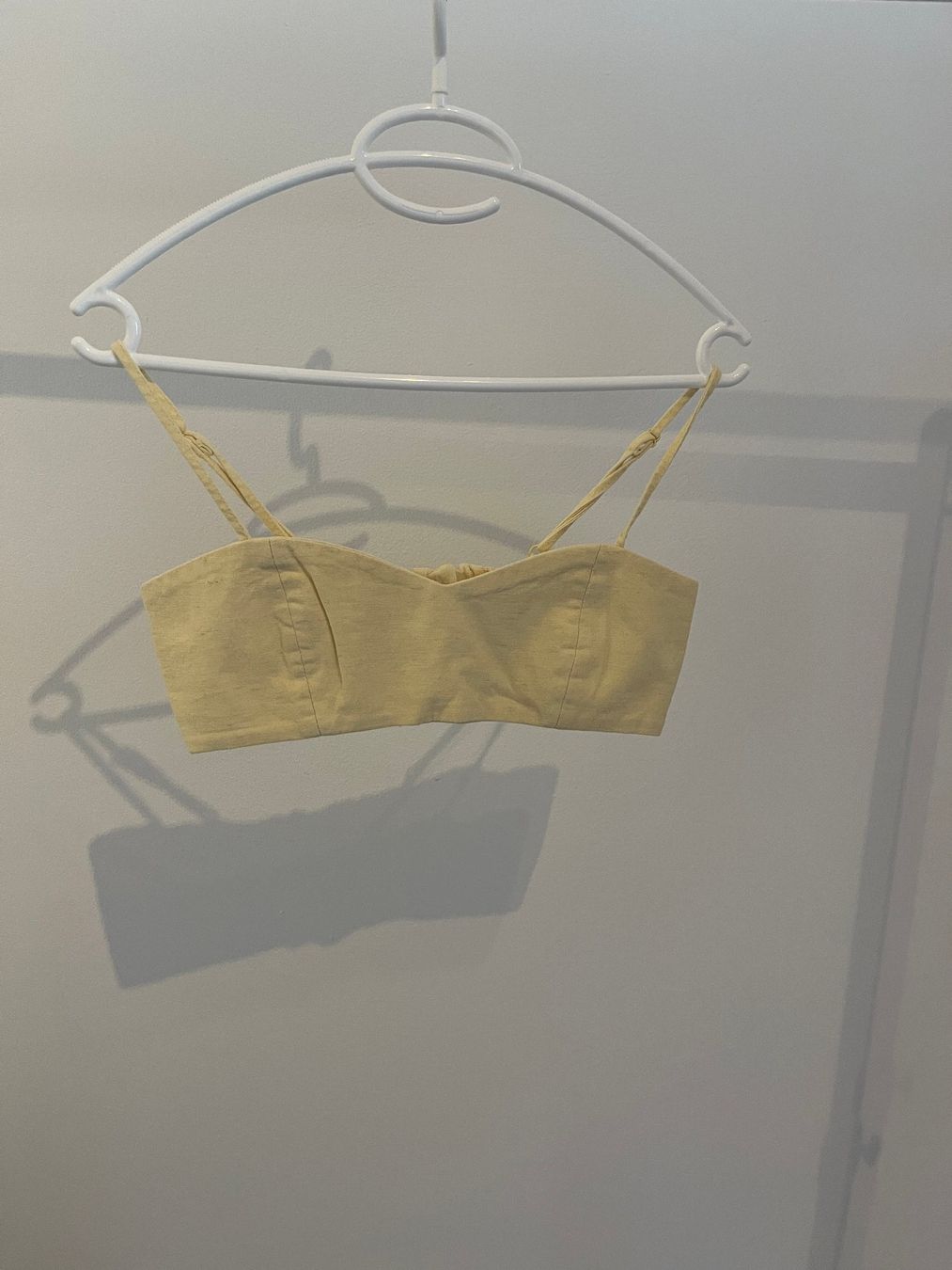 Na-kd Top: Haut à bretelles jaune pastel – Usato da Savagnier venduto da taianab