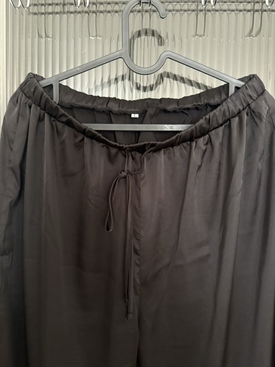 Pantaloni: Pantalon noir satiné – Nuovo (secondo la descrizione) da Monthey venduto da iri_9pt5 1
