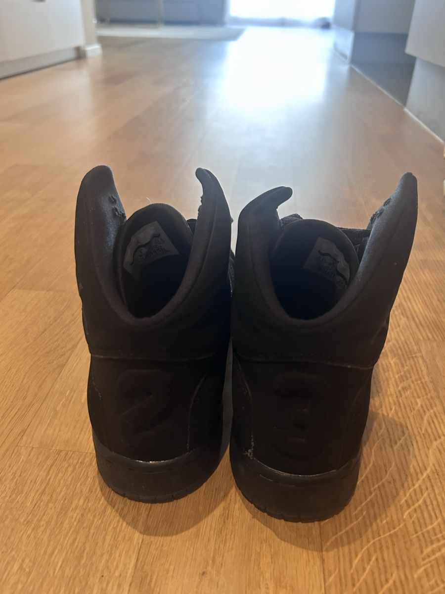 Jordan Damenschuhe: Jordan 1 Mid Black – Gebraucht aus Belp von jan_6yvx 2