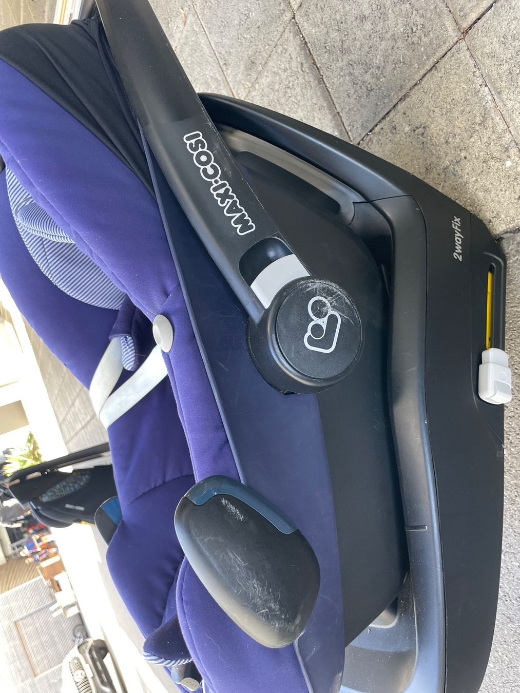 Maxi-Cosi Seggiolini per auto: Maxi-Cosi Pebble Kindersitz mit 2WayFix Basis blau – Usato da Ebikon venduto da Agnes62 1