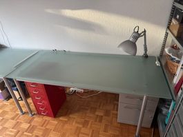 Glastisch in gutem Zustand