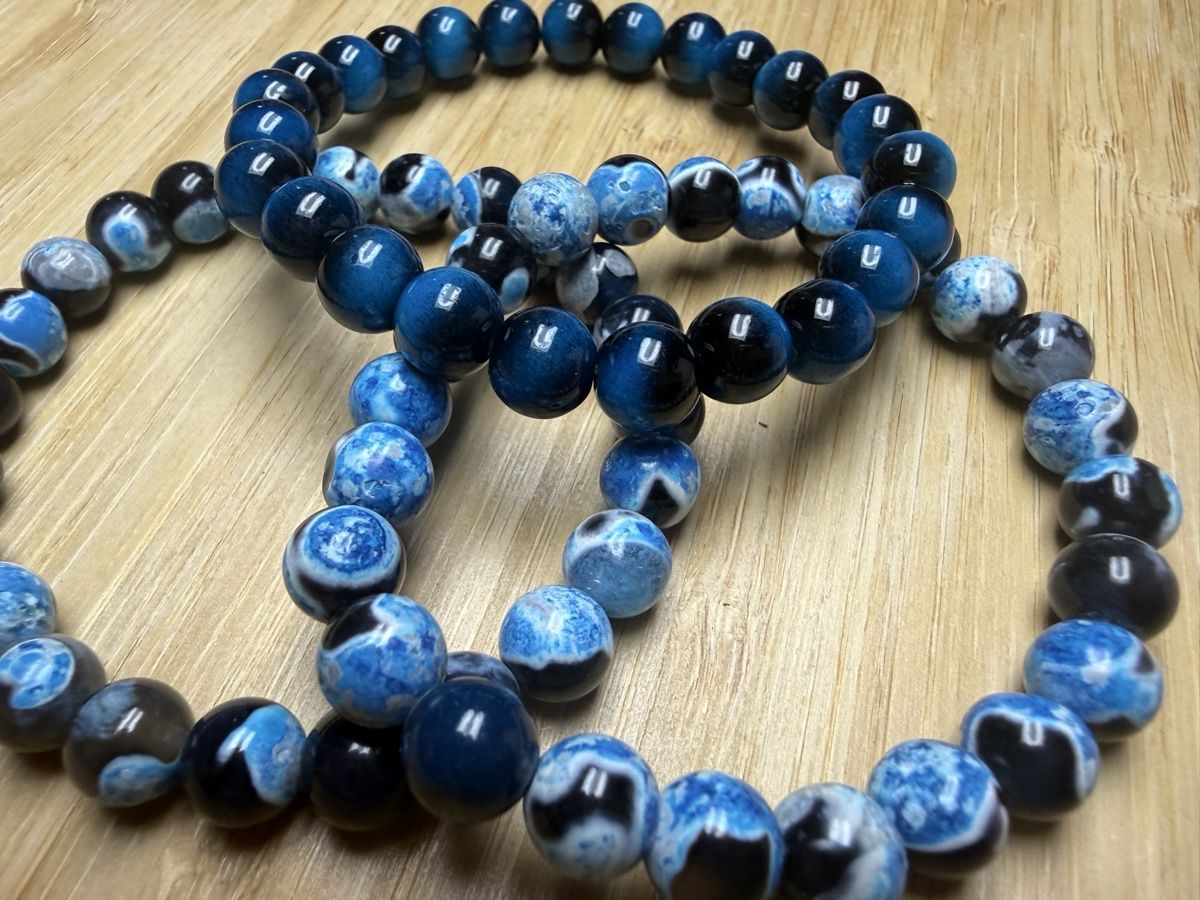 Bracciali & Braccialetti: Perlenarmband blau gemustert elastisch NEU 3 Stück  – Nuovo (secondo la descrizione) da Wald ZH venduto da Carloiten 1