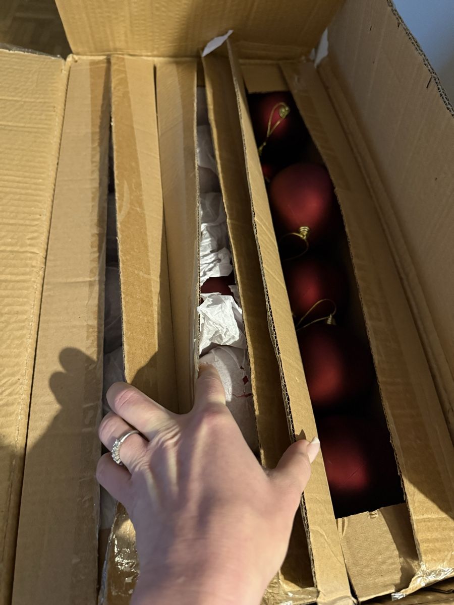 Manor Alle Dekorationen: Weihnachtskugeln, bordeaux rot, matt, Weihnachtsdeko – Gebraucht aus Affoltern am Albis von user1191 1
