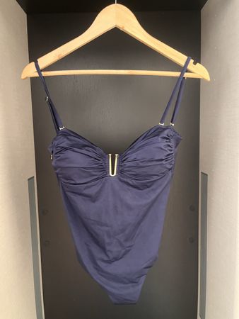 Costume intero Calzedonia blu navy con dettagli dorati – usa