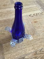 Blaue Flasche mit Dochthalter, Petrollampe