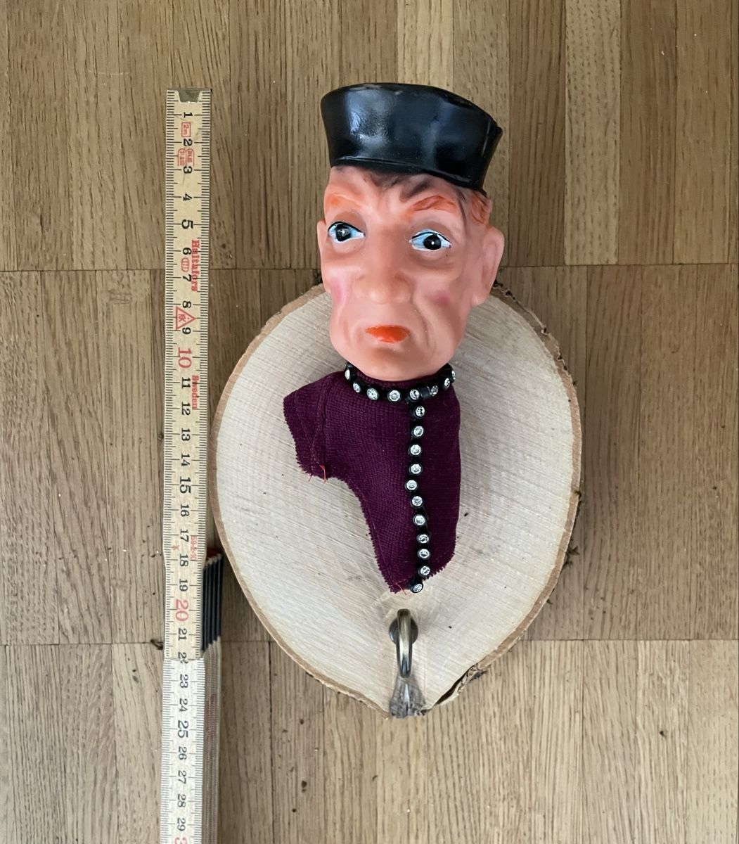 Guardaroba: Garderobe mit Kasperli Figur – Usato da Zürich venduto da Refereefair 3