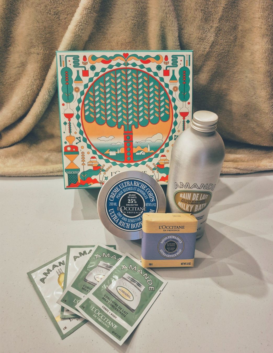 L'Occitane Idratazione: L'Occitane Mandel- & Lavendel (Geschenkset) – Nuovo e nell'imballaggio originale da La Neuveville venduto da Vestiaire_2011 1