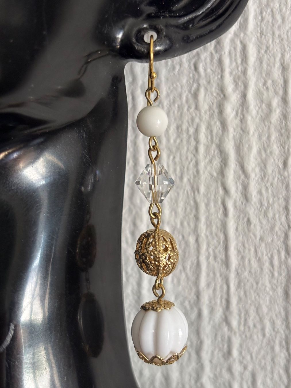 Boucles d'oreille: Boucles d'oreilles pendantes perles blanches et dorées – D'occasion à Peseux par CharmeCommerce 4