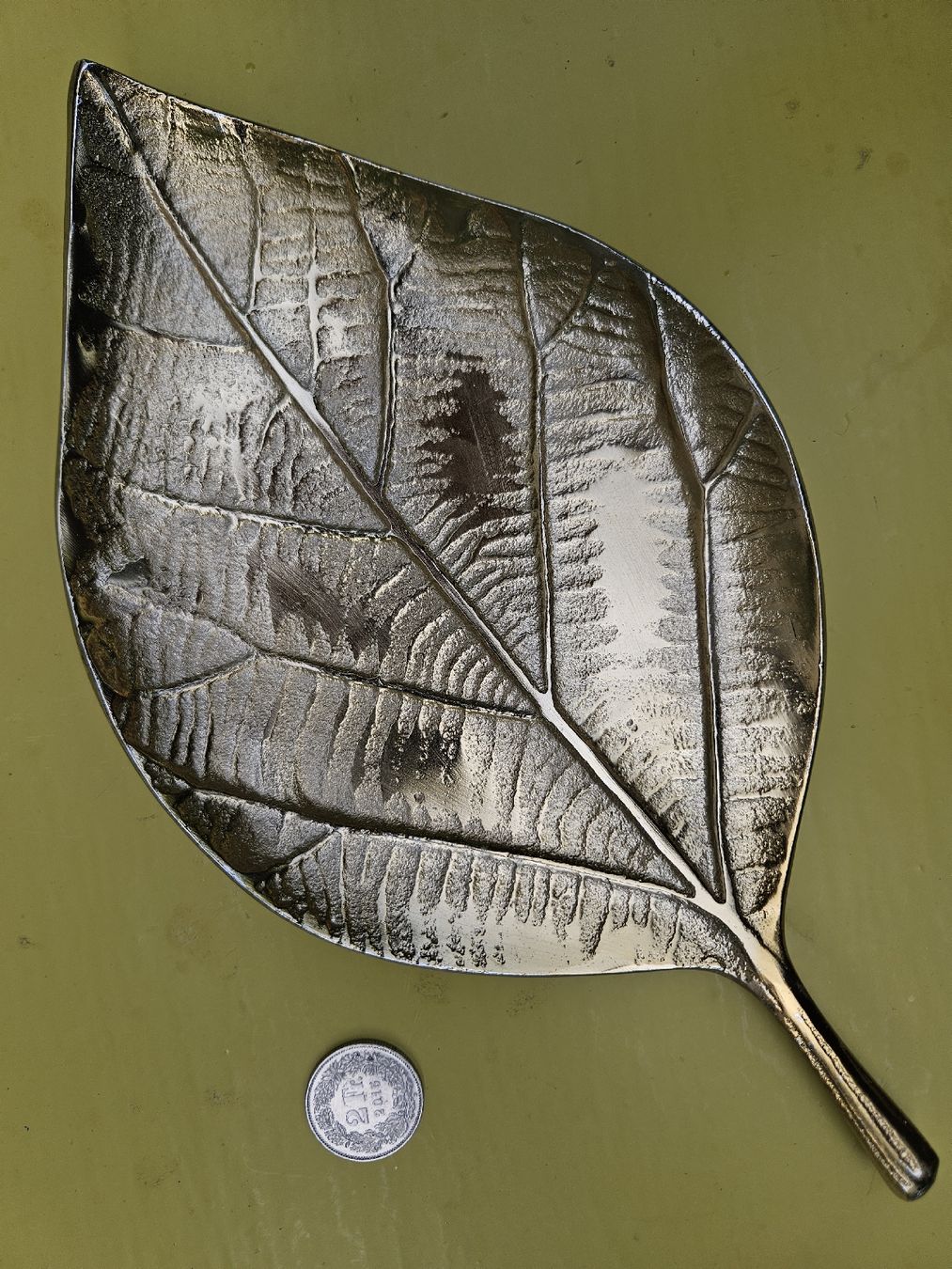 Tutte le decorazioni: Vide-poche décoratif en forme de feuille dorée. – Nuovo (secondo la descrizione) da Biel/Bienne venduto da echinops