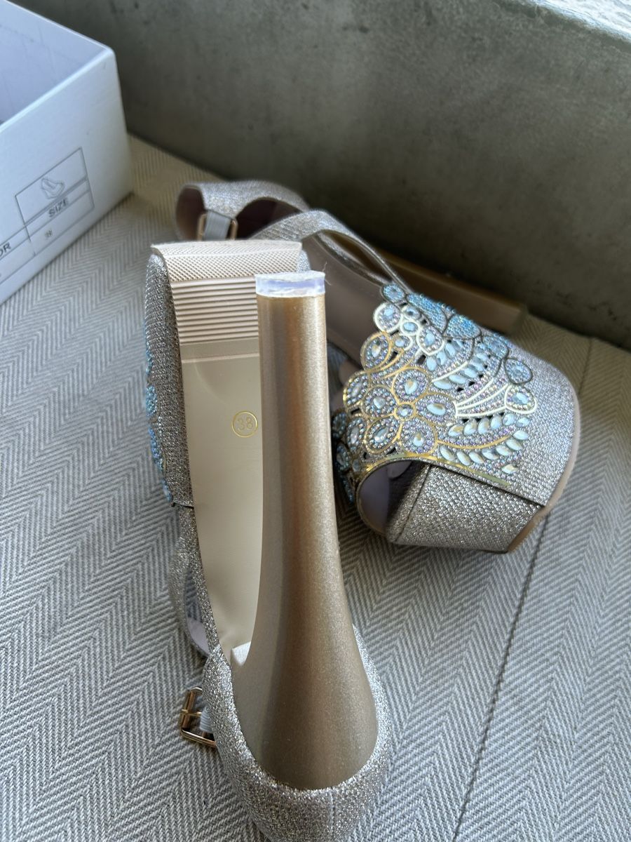 Scarpe da donna: Schuhe  – Usato da Basel venduto da Krisztina.na 2