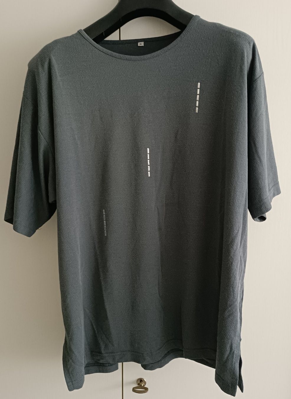 T-Shirts: Graues T-Shirt mit Details – Gebraucht aus Pfungen von pegbob