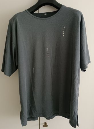 Graues T-Shirt mit Details