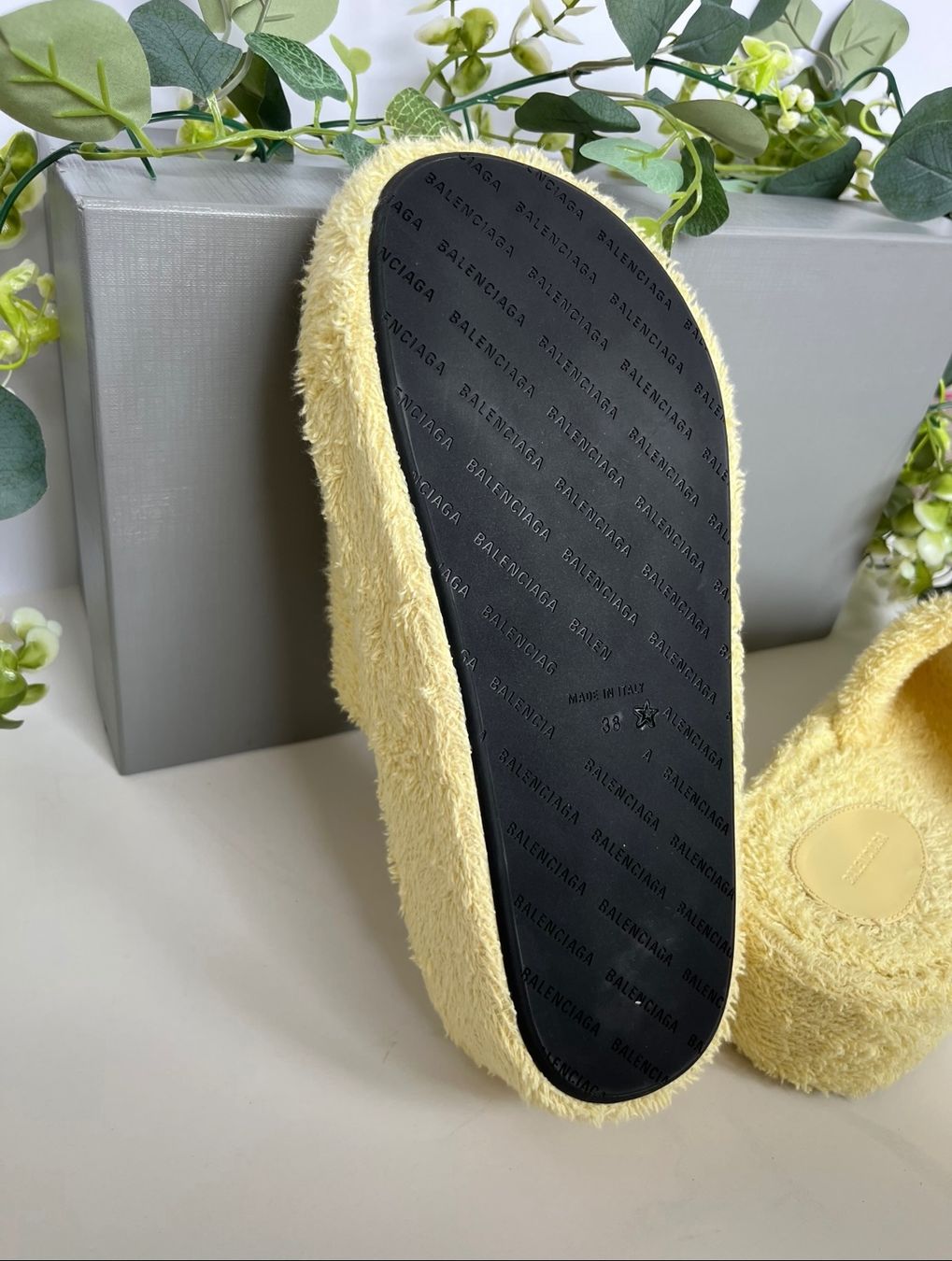 Balenciaga Scarpe da donna: BALENCIAGA YELLOW SANDALS FLIP FLOPS – Nuovo (secondo la descrizione) da Lausanne venduto da Sylvain_luxury 2