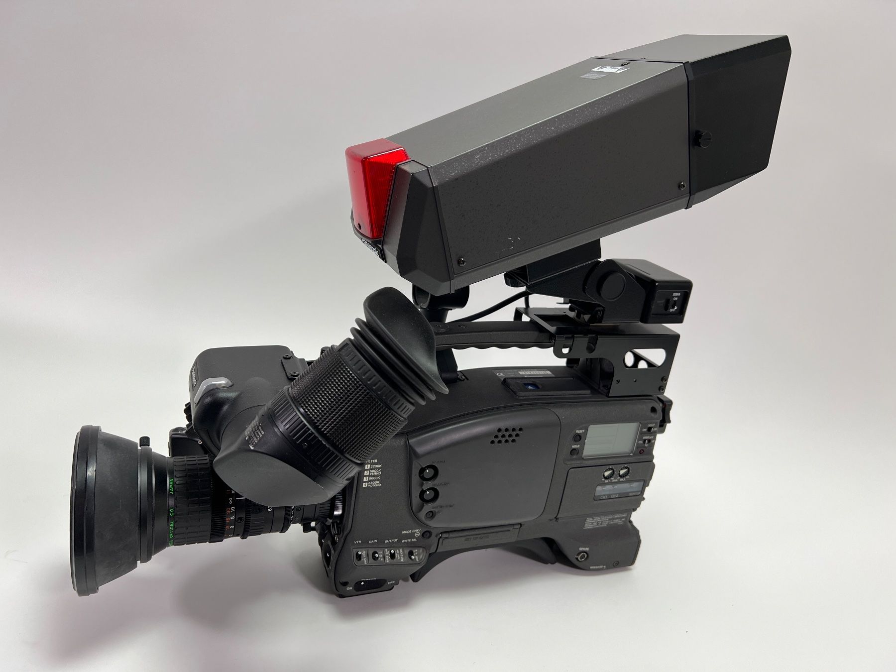 Panasonic Caméscopes: Panasonic AJ-D700E DVCPRO Camcorder mit Studiomonitor – D'occasion à Zürich par Summton