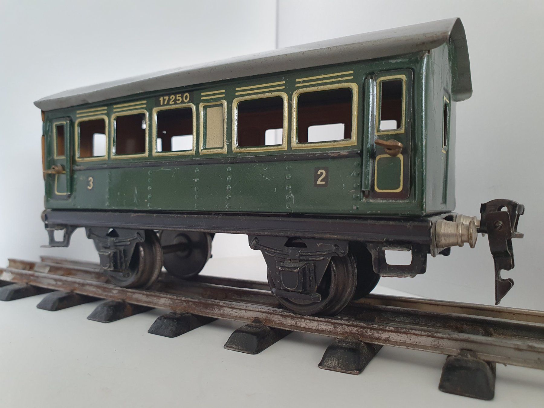 Märklin Modelleisenbahnen: Märklin /  Blech Tinplate /   Spur 0 / Sitzwagen 2. Klasse – Gebraucht aus Zürich von BLS58MA