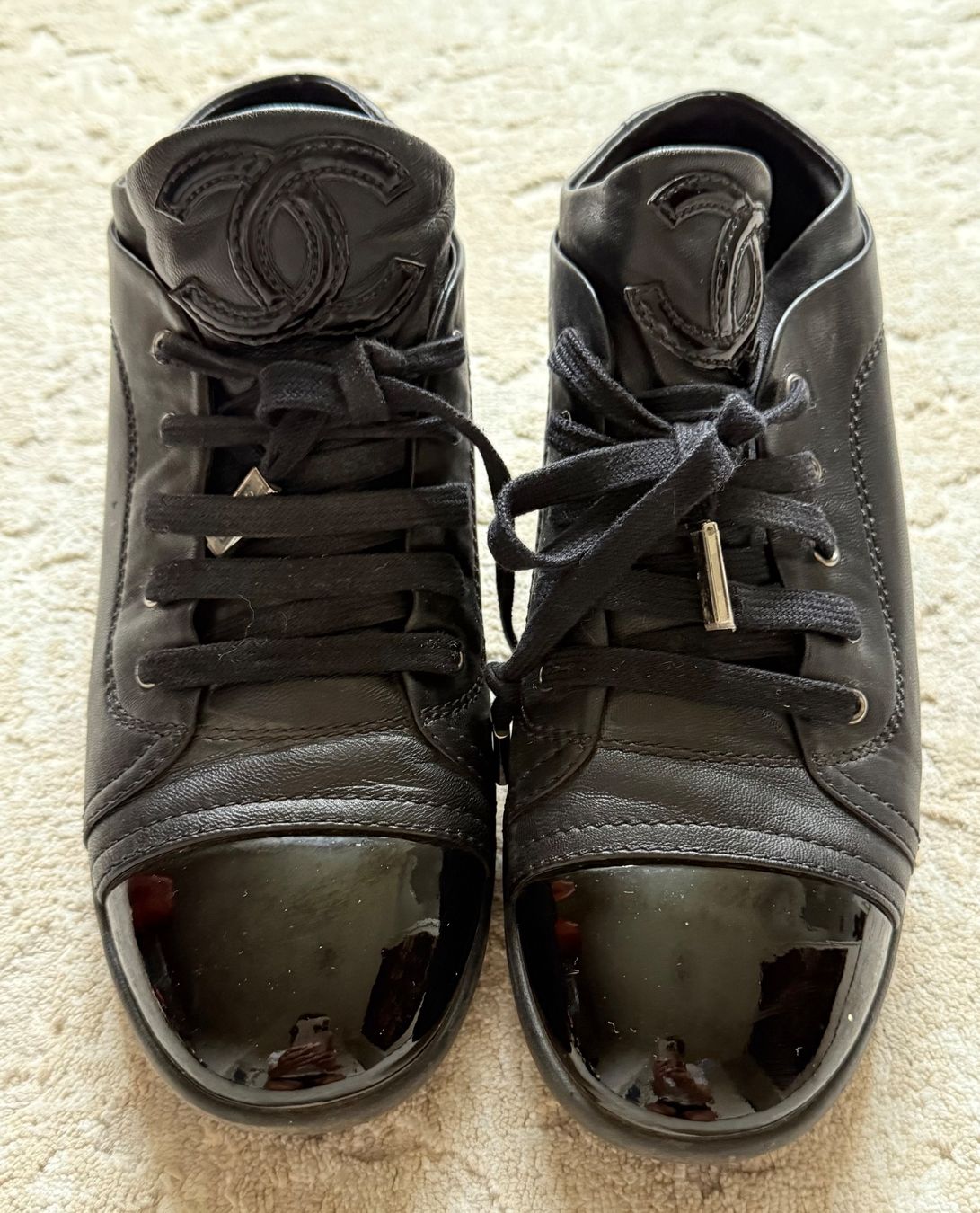 Chanel Damenschuhe: Chanel schwarze Sneakers, Leder – Gebraucht aus Wohlen AG von homecollectivech