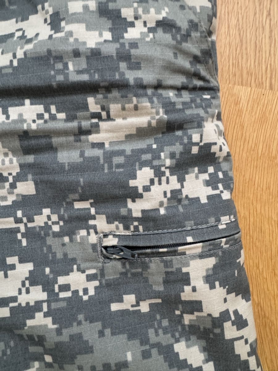 Pantaloni: Digital Camouflage Shorts – Usato da Zürich venduto da ya66in 1
