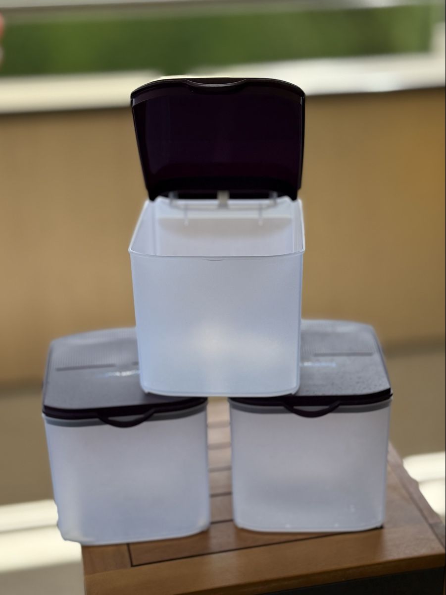 Tupperware Contenitori & Simili: 3 Tupperware Eidgenossen plus 3.4l Behälter mit lila Deckel – Usato da Oberägeri venduto da eladiel