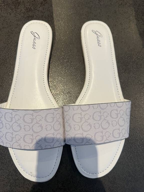 Damenschuhe: GUESS LOGO-PANTOLETTEN – Gebraucht aus Schötz von kon_57fh