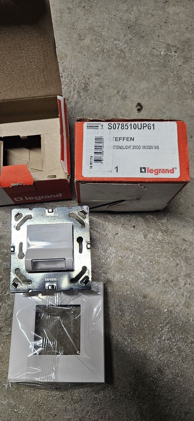 Legrand Spine: Legrand Orientierungslicht, Effen S078510UP61, – Nuovo e nell'imballaggio originale da Baar venduto da Vel...Baar45 1