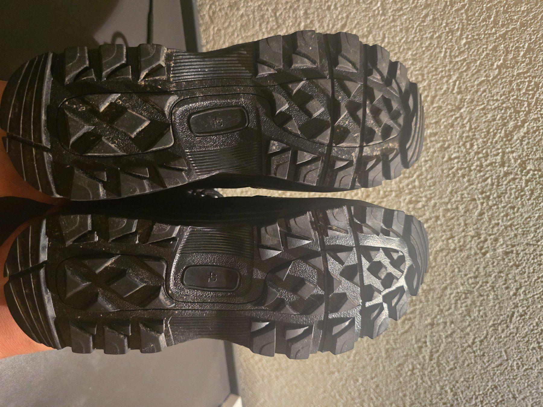 Scarpe da uomo: Boots black with purple pattern used condition – Usato da Lausanne venduto da b_r_6z5f 1