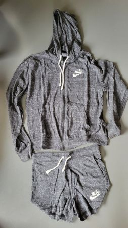 nike Sommer Kapuzenjacke und shorts S (36)