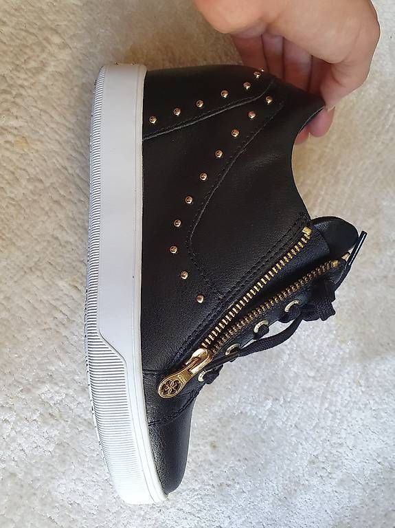 Guess Chaussures femmes: Baskets GUESS Finna en cuir, 38 EU – D'occasion à Grand-Lancy par kri_qk5y 1