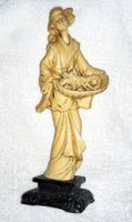 Frühe japanische Alabaster-Figur MUTTER MIT KIND UND HUMMER