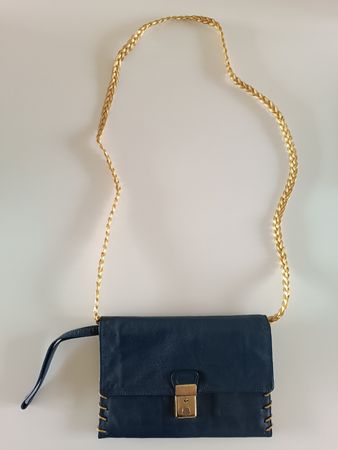 Umhängetasche Leder Dunkelblau mit Goldriemen