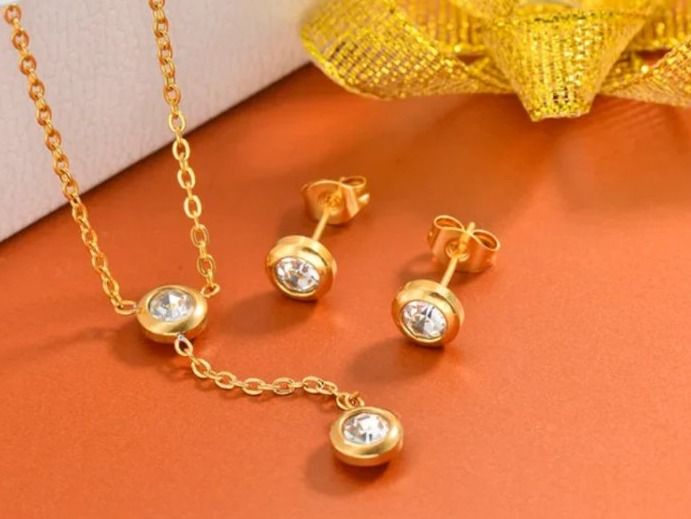 Altri gioielli: Schmuckset gold mit Kristallen – Nuovo e nell'imballaggio originale da Zürich venduto da Schnaeppchen_for_her