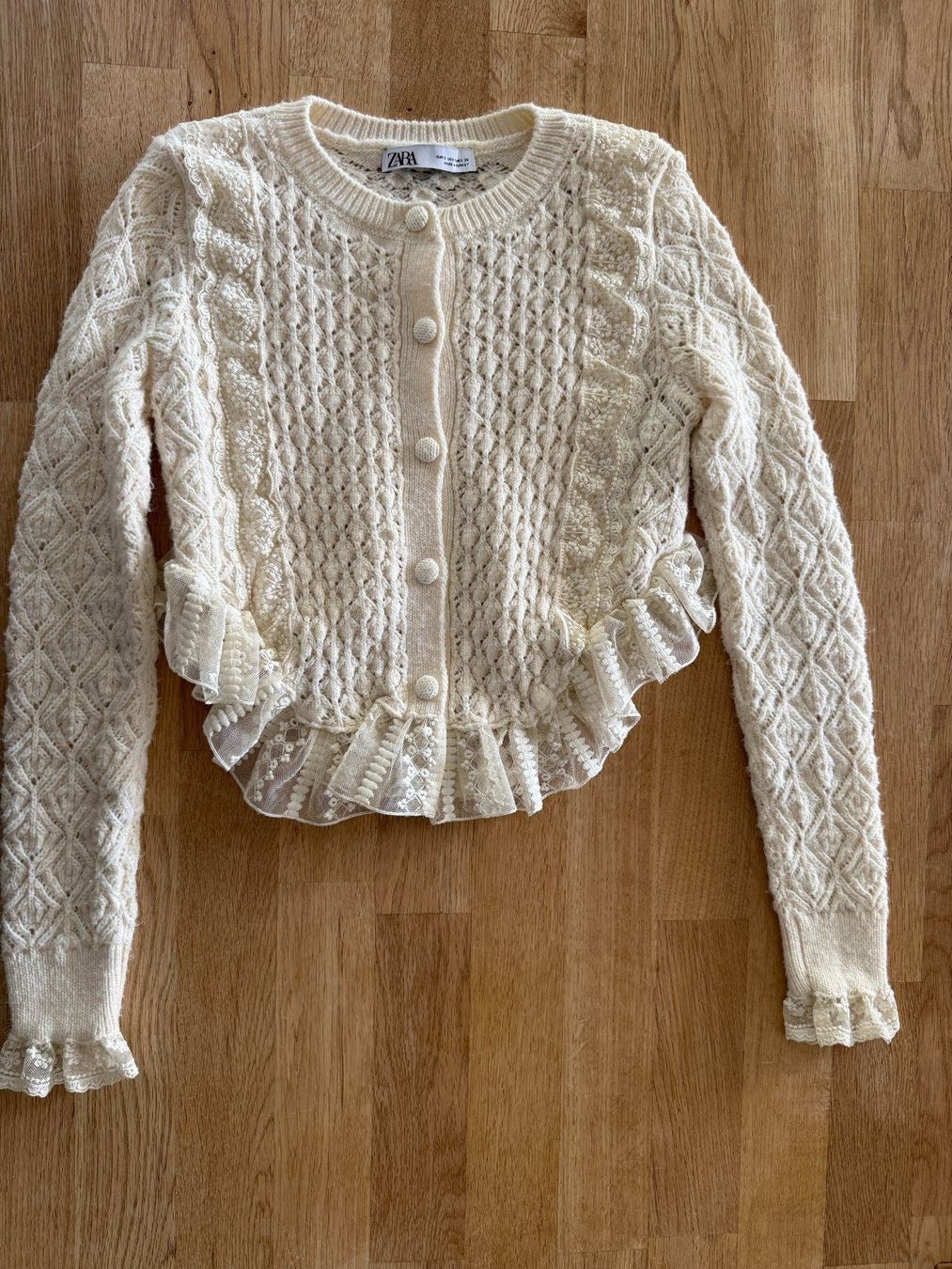Zara Pulls & Sweat-shirts: Spende Theodora Stiftung - ZARA - Strickpullover - Gr. S – D'occasion à Fällanden par La_Natie