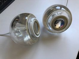Stylische Mac-Lautsprecher ohne Stecker an den Kabeln