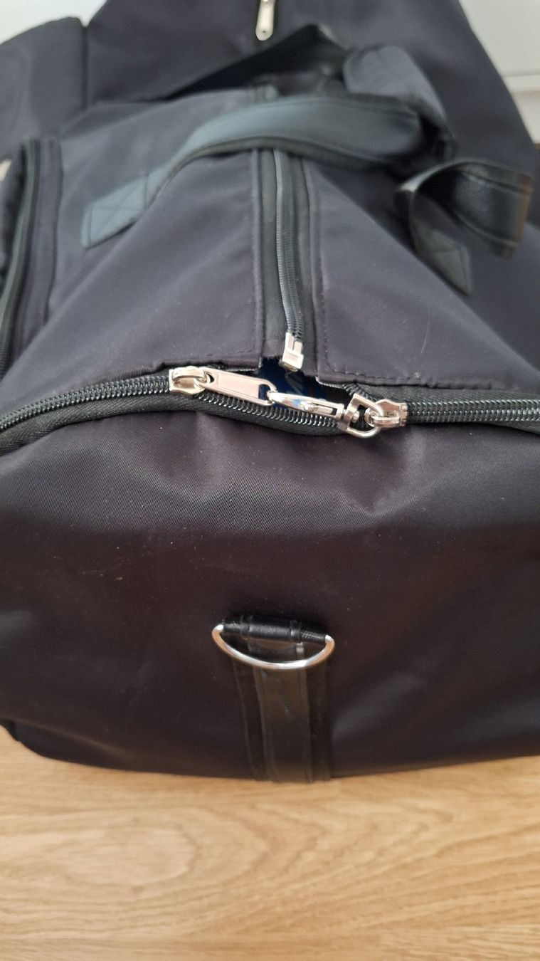 Sacs: Reisetasche schwarz mit Kleidersackfunktion  – D'occasion à Lützelflüh-Goldb par bli_f2v9 5