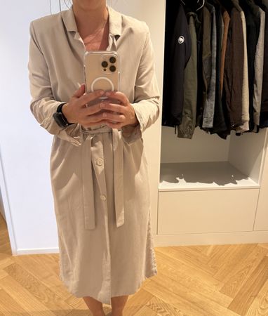 Beiger Trenchcoat Gr. XS/S, figurnah geschnitten 