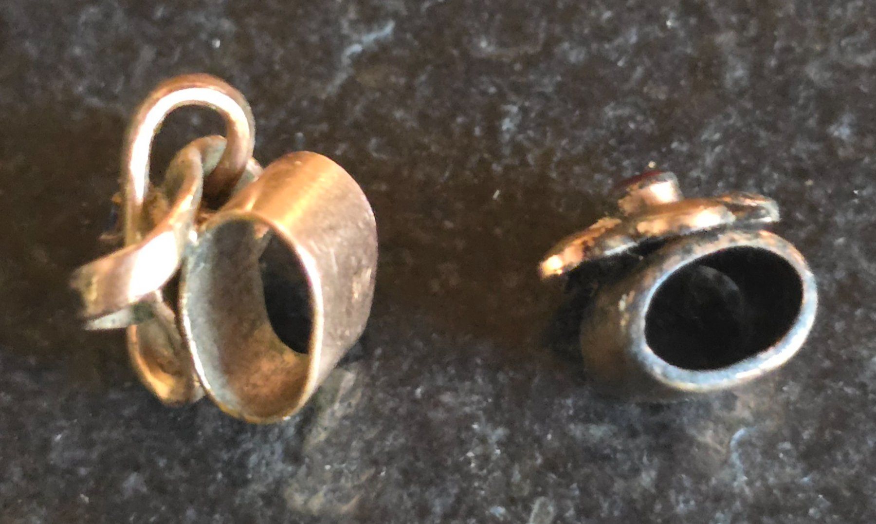 Pendentifs: Zwei Schmuckknöpfe mit Stein, Metall, gebraucht – D'occasion à Duebendorf par Dguguseli 3