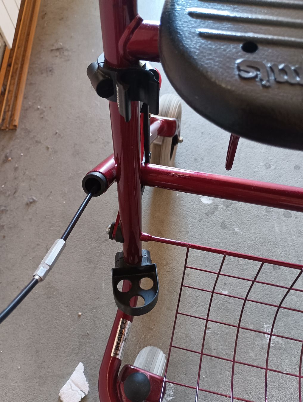 Ausili per la deambulazione: Crimson Rollator Walker with Seat & Basket - Great Condition – Usato da Dietikon venduto da isa_pz9m 3