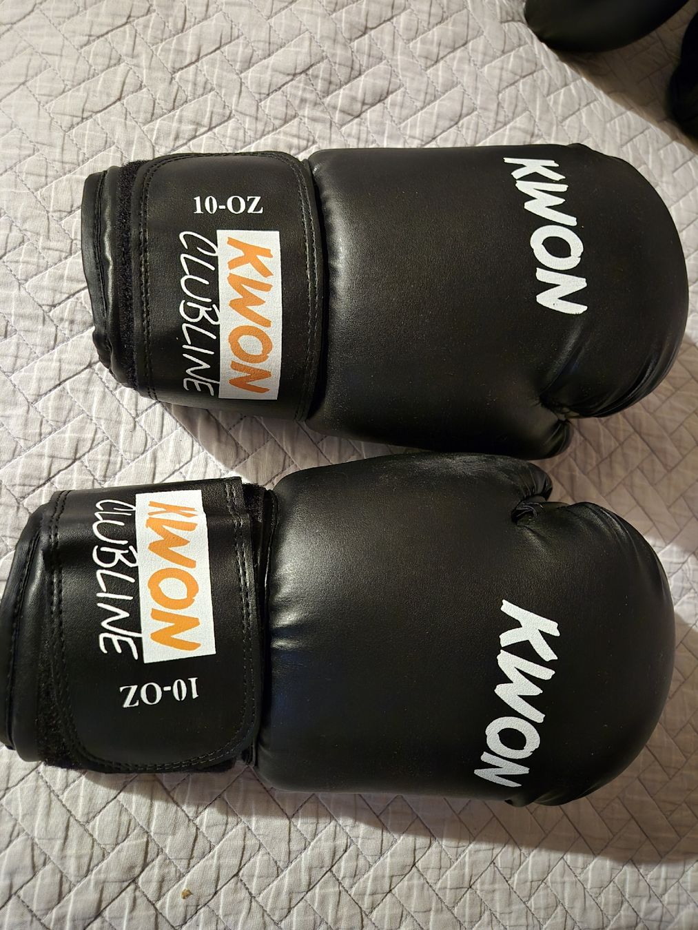 Guanti & manicotti: Boxing Gloves, 10-oz, Black, Great Condition – Usato da Vorderthal venduto da blocus