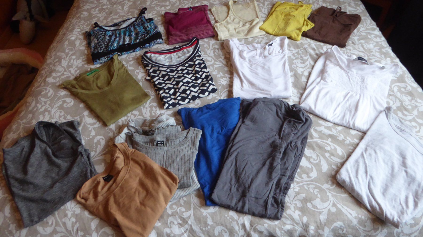 Lotti di vestiti: 16 Tshirt Top s Gr M – Usato da Sargans venduto da Benziner