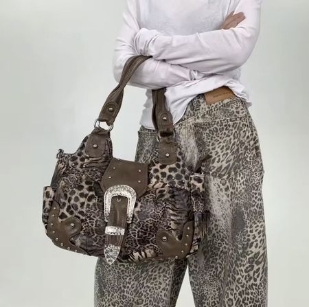 Sac à main motif léopard avec boucle argentée marron