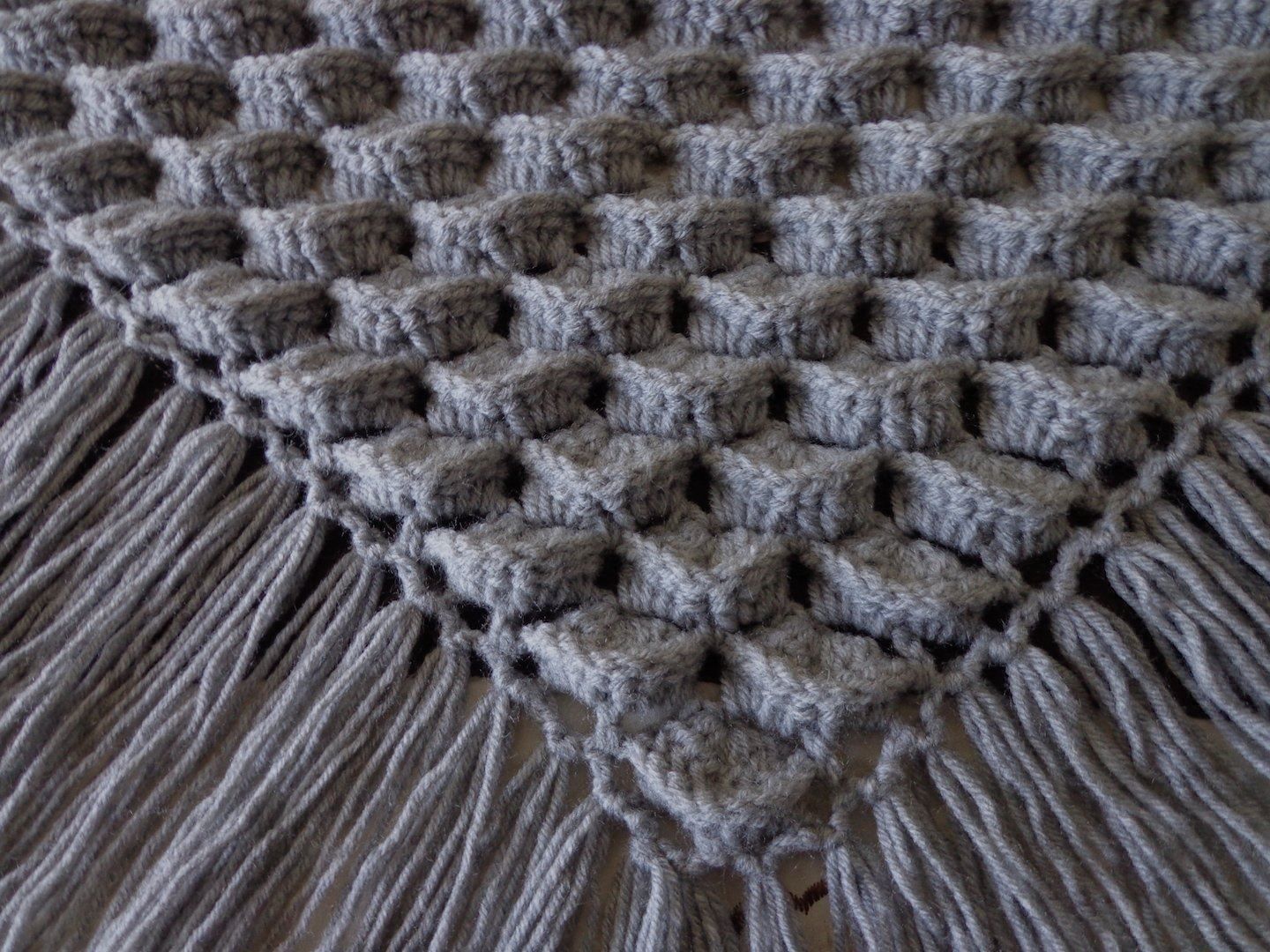 Foulard & Sciarpe: SCHULTERTUCH IN 3D GEHÄKELT – Nuovo (secondo la descrizione) da Kreuzlingen venduto da Ylay 1