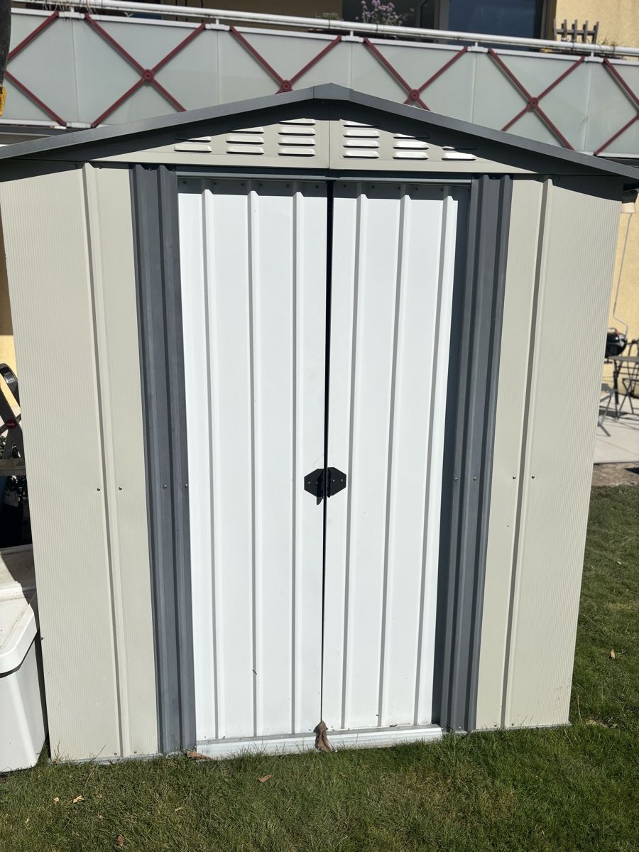 Casette da giardino & serre: Cabanon de jardin en métal – Usato da Gland venduto da isa__sml