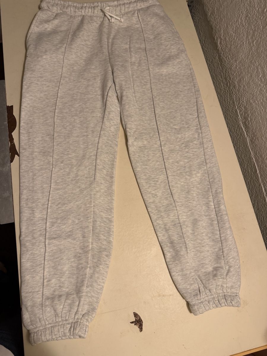Stradivarius Lots de vêtements: Stradivarius Set Pullover und Hose grau Grösse S – Neuf (Voir description) à Luzern par Lorena.haj 2