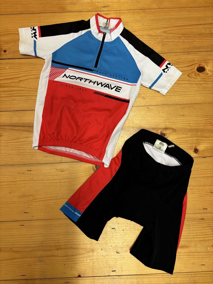 Northwave Scarpe, pantaloni & magliette da ginnastica: Northwave Kinder Radtrikot & Bikeshorts, Grösse 122/128 – Usato da Büren an der Aare venduto da Nikito2001