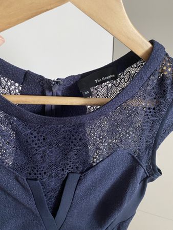 Robe bleu foncé dentelle The Kooples XS