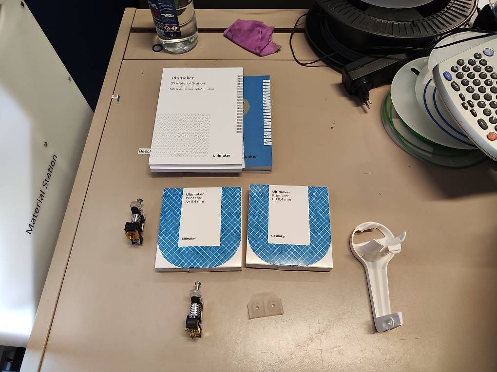Stampanti 3D: Ultimaker S8 Pro Bundle + Maertz Cabinet – Usato da Bünzen venduto da K_c 3