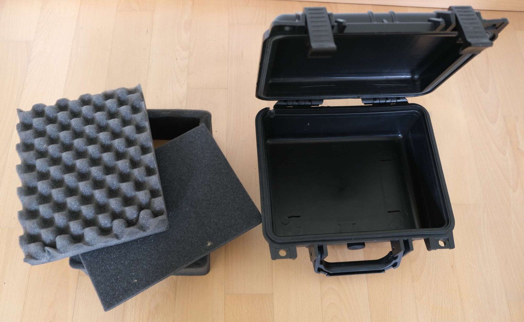 Valigie: Robuster kleiner Kunststoff-Koffer – Usato da Stäfa venduto da cka_5r5z 5