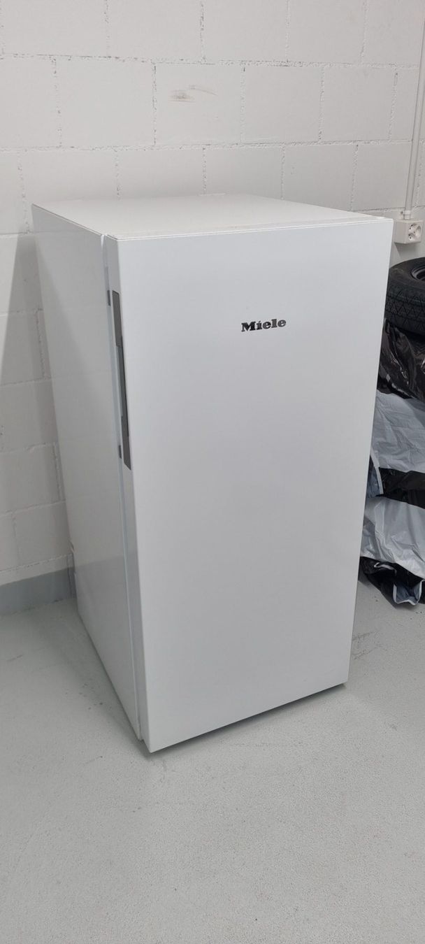Miele Congelatori: Gefrierschrank Miele FN 22263 ws – Usato da Kaltacker venduto da Andy1969