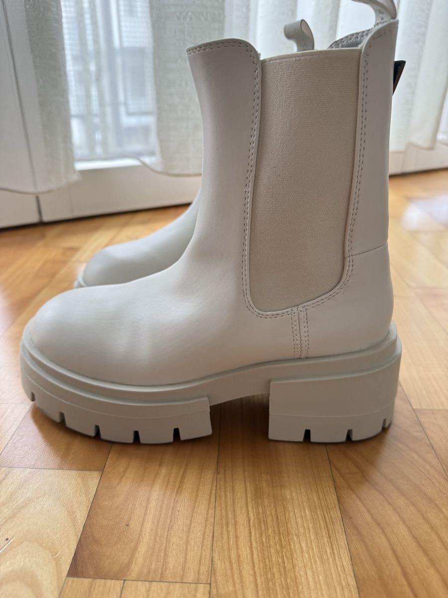 Guess Scarpe da donna: Guess Boots, neuwertig, Grösse 36, beige – Usato da Lachen SZ venduto da ali_5xw5 2